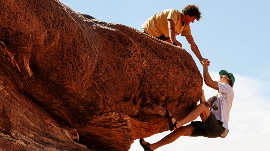 Person auf Felsen in Berglandschaft